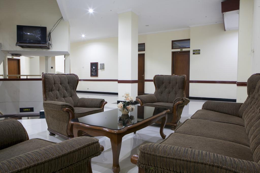 Hotel Reddoorz @ Cikutra 2 Bandung Esterno foto